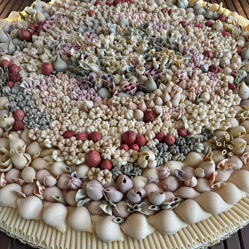 Placek z makaronu i ziaren na ścianie